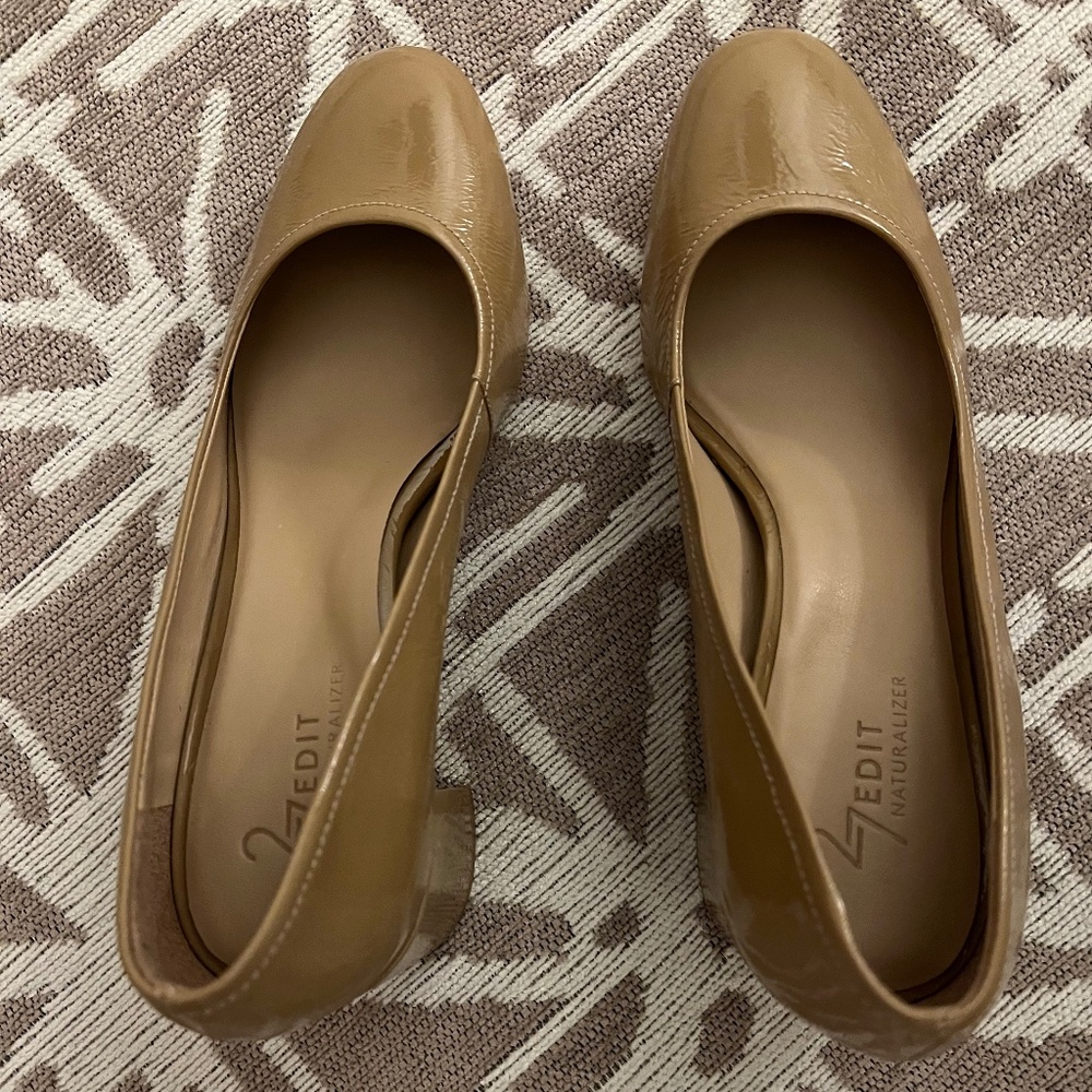 27 Edit Naturalizer beige patent leather shoes NWOT
